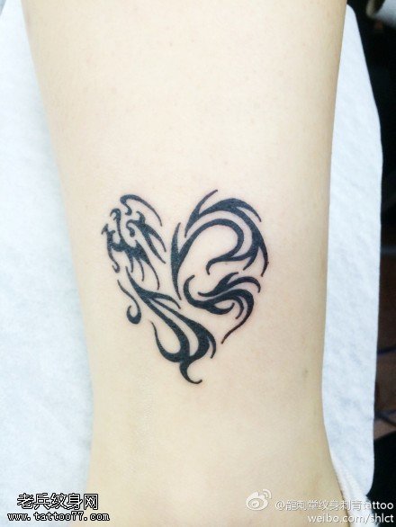 腿部可爱心形龙纹身图案