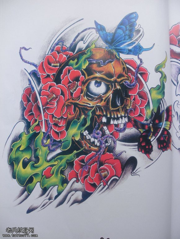 传统彩色骷髅蝴蝶纹身图案