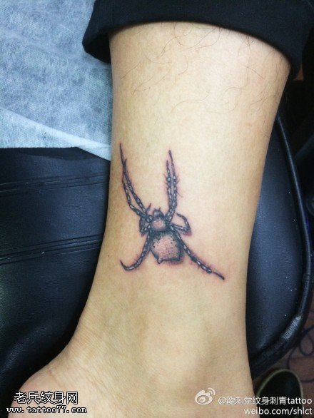 腿部点刺赤红色蜘蛛纹身图案