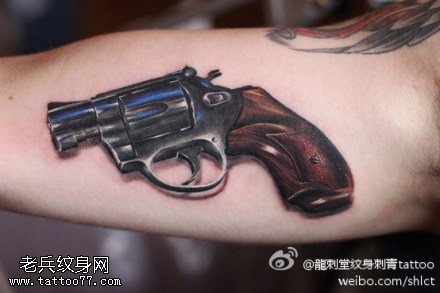胳膊栩栩如生格林手枪纹身图案