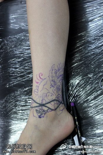 腿部女士性感遮盖纹身图案