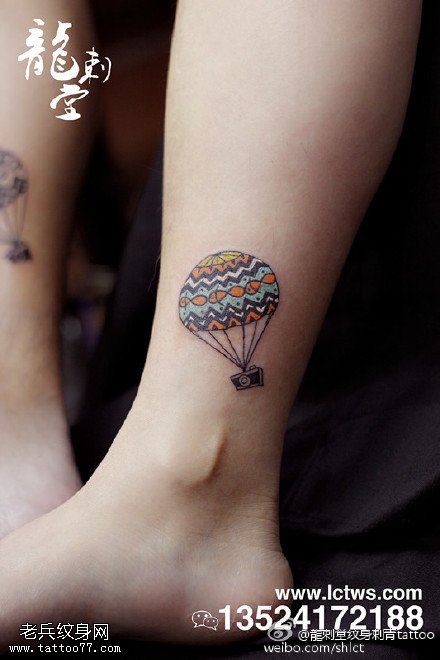 腿部彩色热气球复古照相机纹身图案