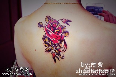背部彩色美丽玫瑰花纹身图案