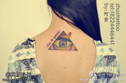后背点刺彩色上帝之眼纹身图案