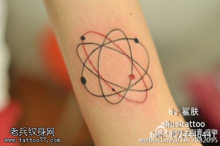 胳膊红黑色环球纹身图案