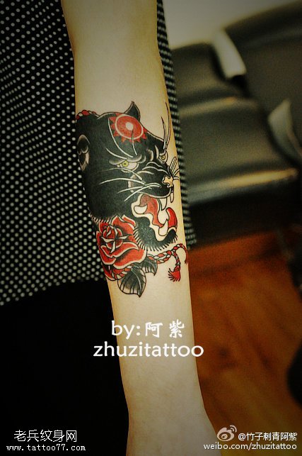 胳膊黑色发亮豹子纹身图案