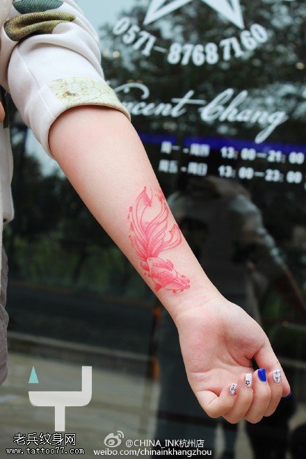 胳膊血红色点刺莲花纹身图案