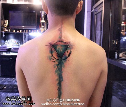 背部水彩欧美风三角形纹身图案