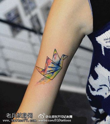 炫酷水彩优美千纸鹤纹身图案