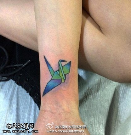 手腕水彩酷炫千纸鹤纹身图案