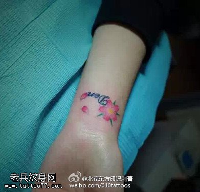 彩绘樱花花体英文纹身图案