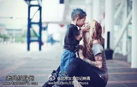 与儿子相吻的个性妈咪纹身图案