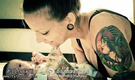 个性妈咪欧美风花肩纹身图案