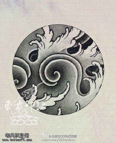 传统的黑白浪花手稿纹身图案