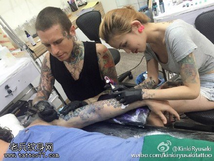 纹身师操作过程中纹身图案