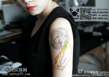 肩部线条优美的美女纹身图案