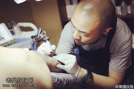 纹身师认真的工作中纹身图案