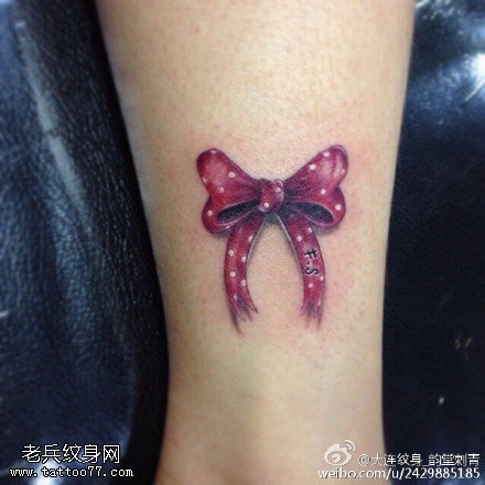 清新简洁的蝴蝶结纹身图案