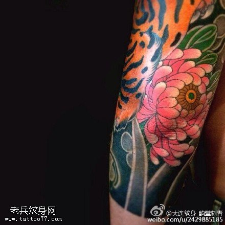 传统经典娇艳盛开的花朵纹身图案