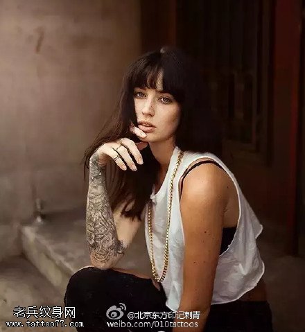 欧美性感花甲美女纹身图案