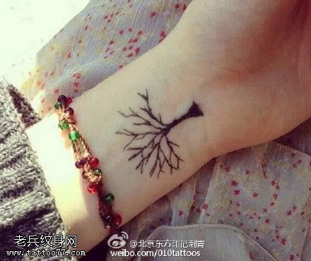 手腕上小树点刺纹身图案