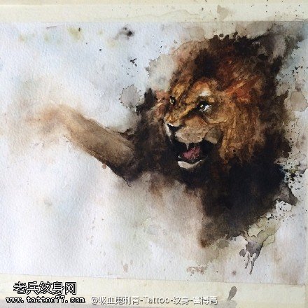 水墨凶猛的狮子纹身图案