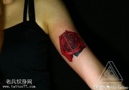 炙热惊艳的红玫瑰纹身图案
