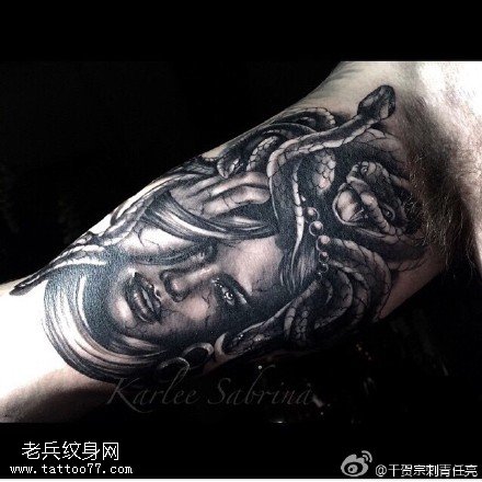 黑灰风格美女与蛇纹身图案