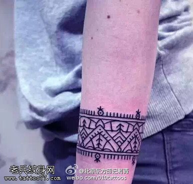 精致的手环纹身图案
