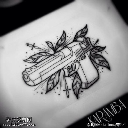 精致的小手枪手稿纹身图案