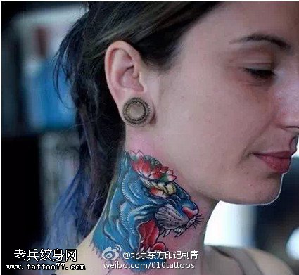 脖子上狮子莲花纹身图案