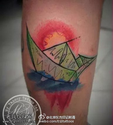 水墨风格小船纹身图案