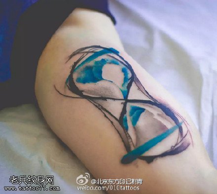 水墨风格沙漏纹身图案