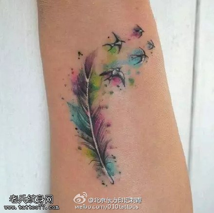 水墨风格漂亮的羽毛纹身图案