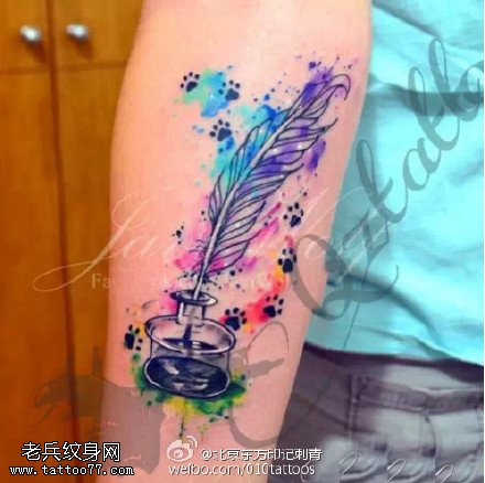水墨风格彩绘羽毛纹身图案