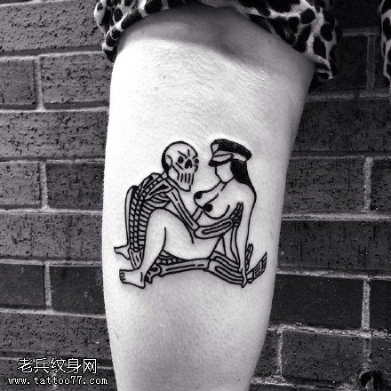 欧美风骷髅与美女纹身图案