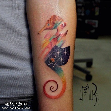 彩绘可爱的翼龙纹身图案