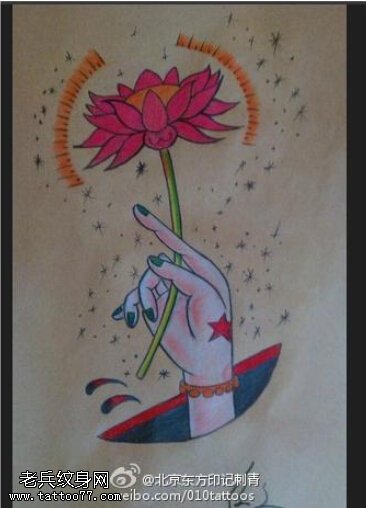 经典彩绘手持莲花纹身图案