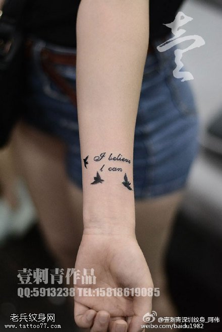 手腕上精致的小鸟英文纹身图案