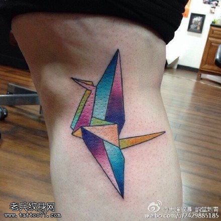 彩绘漂亮的千纸鹤纹身图案