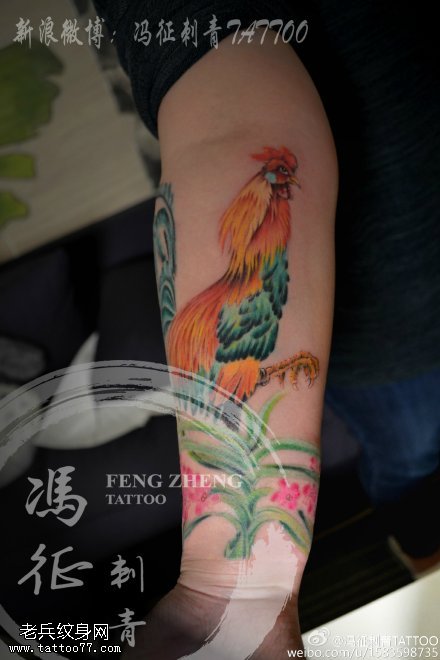 彩绘漂亮的大公鸡纹身图案
