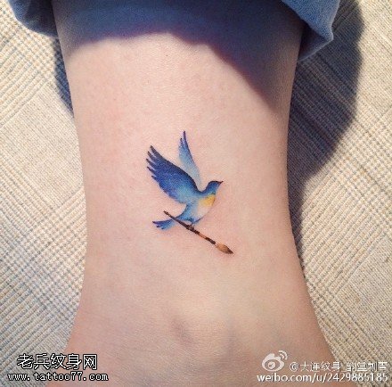 彩绘精美的小燕子纹身图案