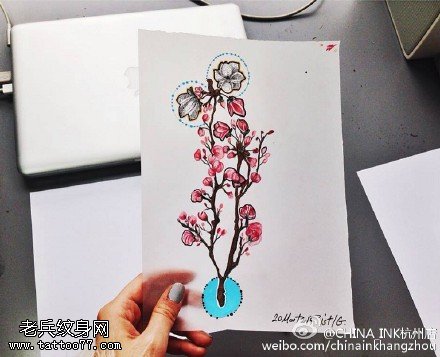 彩绘精美的桃花纹身图案