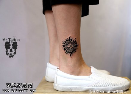 经典时尚的太阳图腾纹身图案