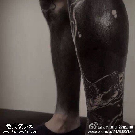腿部黑灰风格锦鲤纹身图案