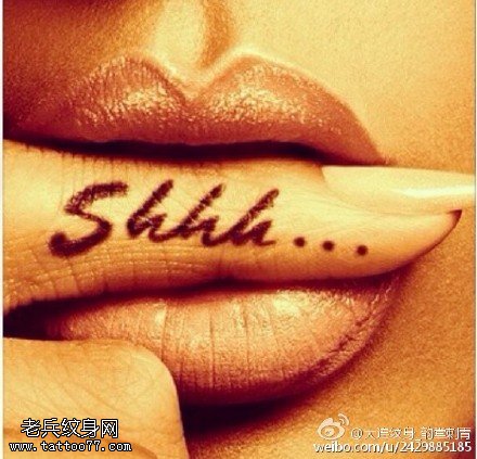 手指上的字母纹身图案