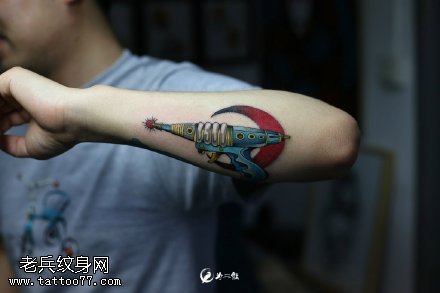 彩绘钻头枪纹身图案