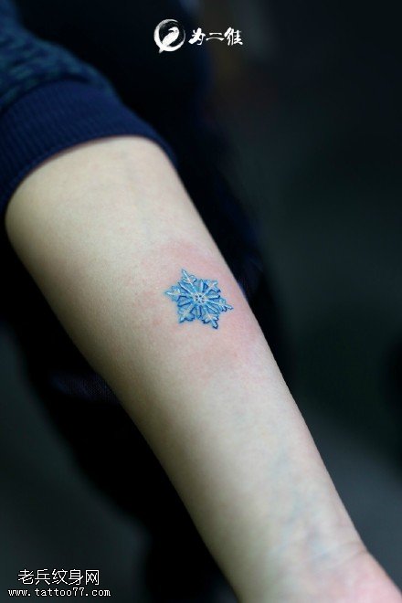 蓝色的雪花纹身图案