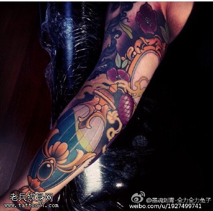 经典彩绘镜子纹身图案