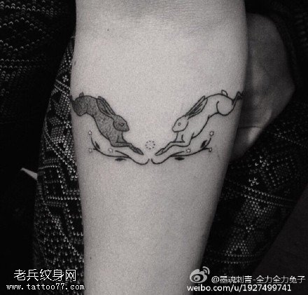 两只可爱的灰白兔纹身图案